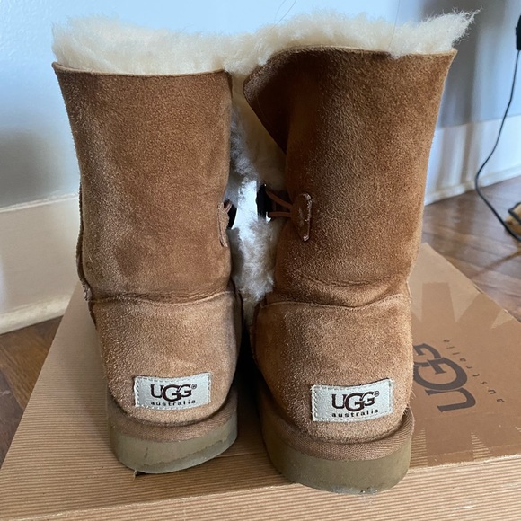 UGG bailey button booties. Used in good condition - Picture 4 of 6